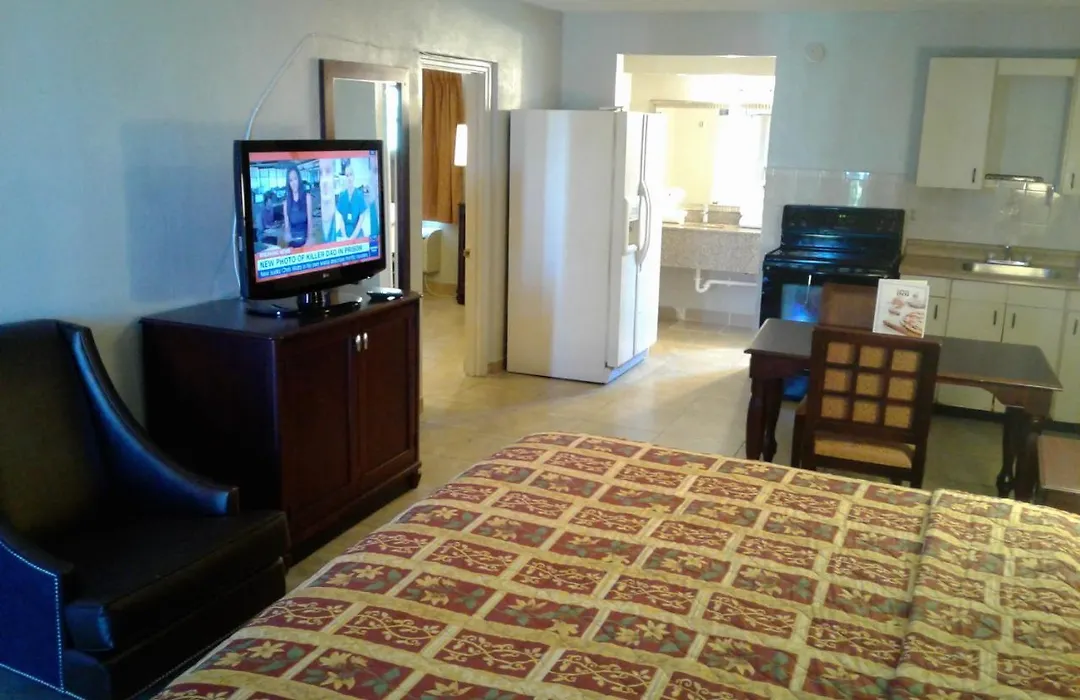 Express Inn & Suites - 5 Miles From St Petersburg Clearwater Airport-1